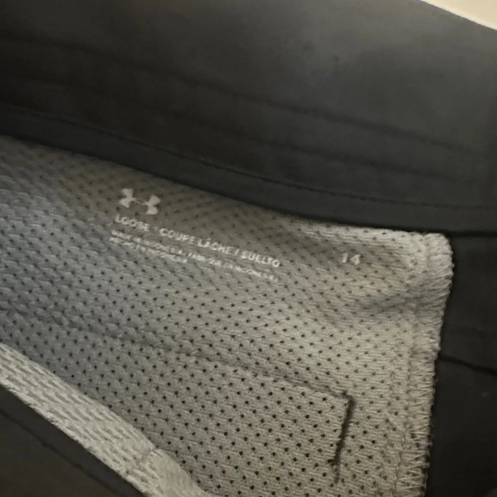 Under Armour Black Flat Front Men's Shorts - Picture 2 of 4